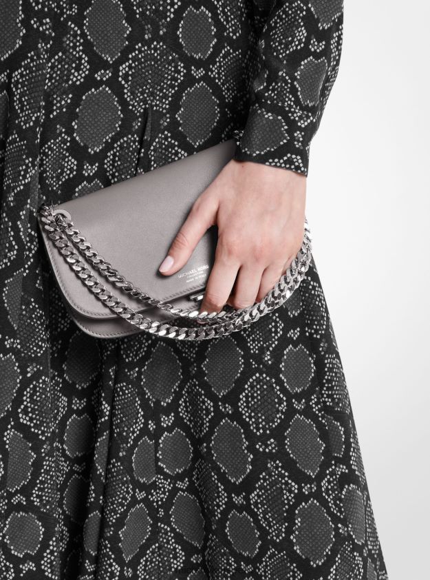 accesorios educacion fisica Michael Kors mujer bolso sobre de piel mini christie de la colección pizarra 8FX48V3802